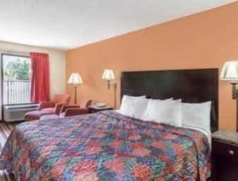 Days Inn By Wyndham Sanford Ngoại thất bức ảnh